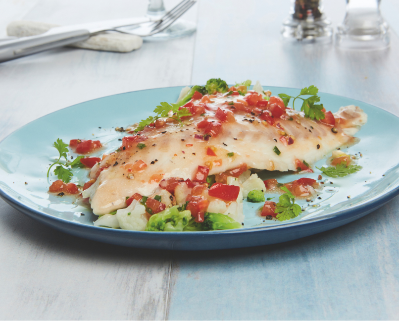 Filet de dorade vapeur aux sommités de chou-fleur et brocolis, vinaigrette à la tomate