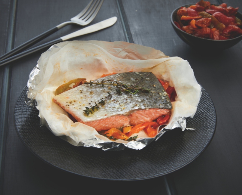 Pavé de saumon en papillote, lanières de poivrons et chorizo
