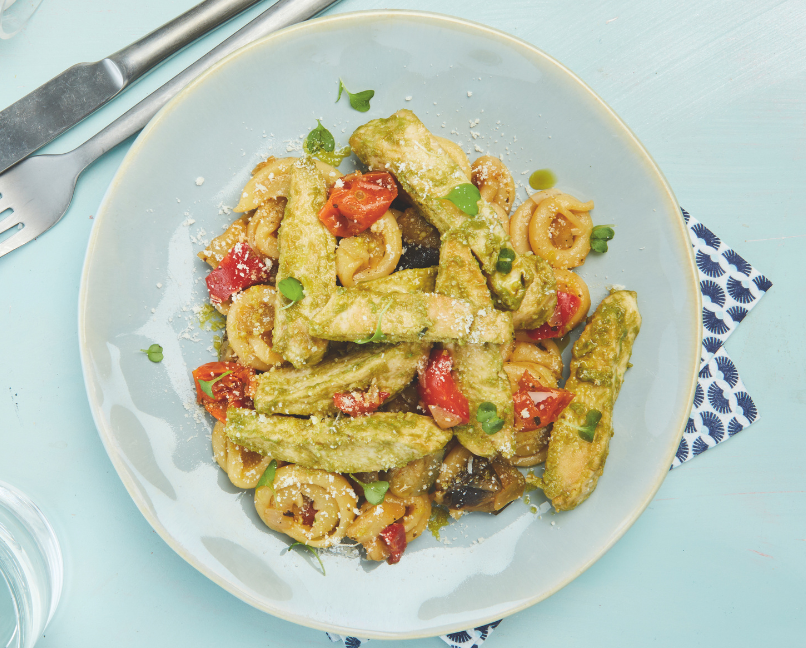 Emincé de poulet au pesto et sa poêlée de pâtes