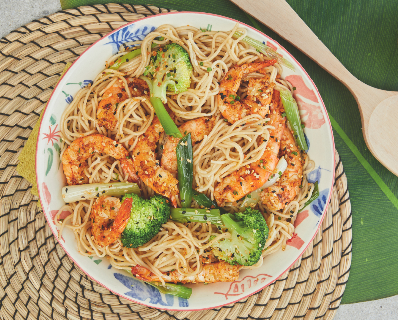 Gambas aux nouilles chinoises et au saté
