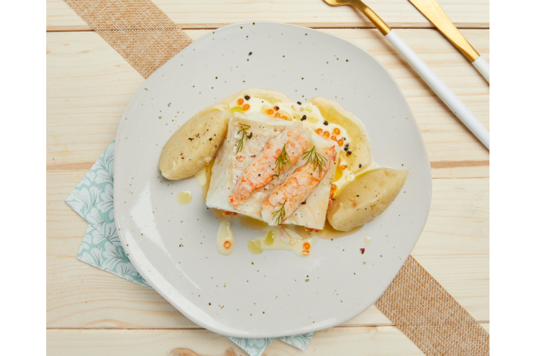 Dos de cabillaud et langoustines en duo, beurre blanc aux œufs de saumon.