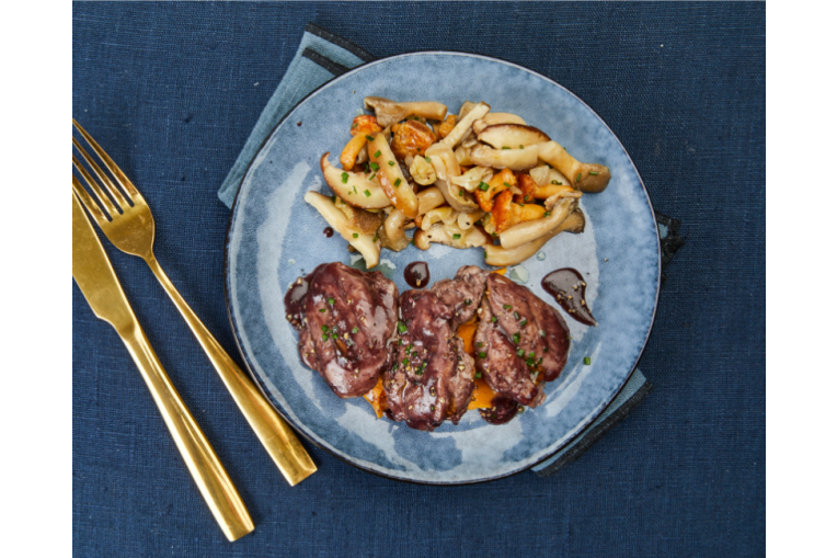 Sauté de chapon sauce au Volnay et champignons gourmands.