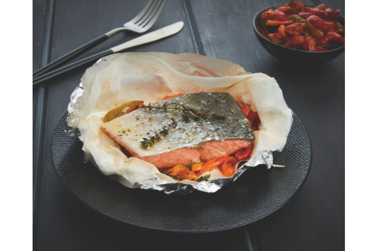 Pavé de saumon en papillote, lanières de poivrons et chorizo
