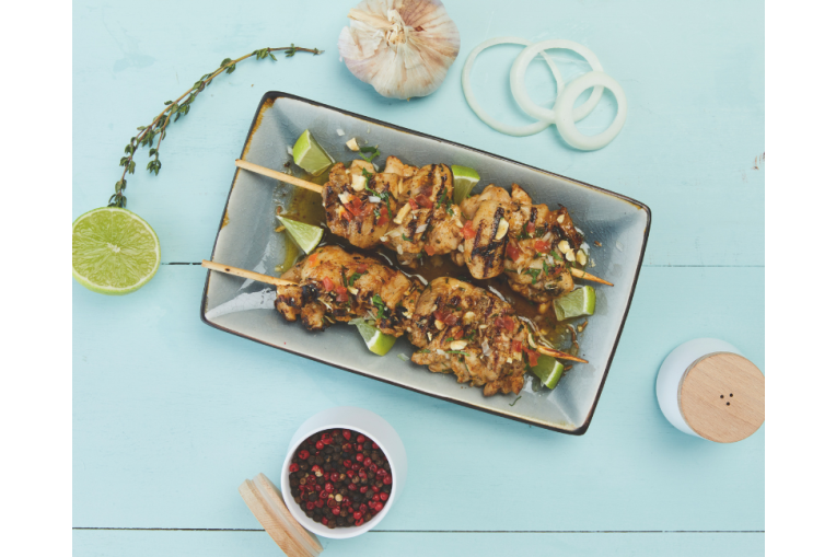 Brochettes de poulet marinées aux arachides