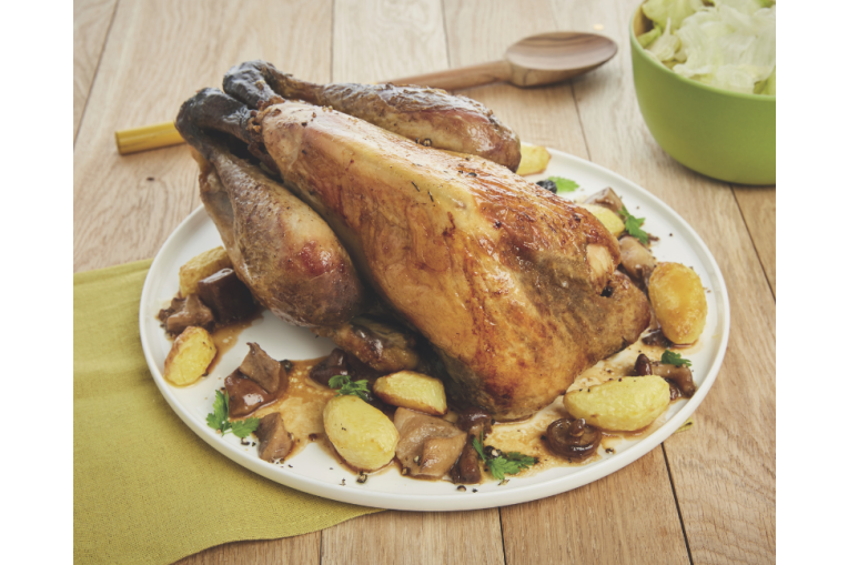 Pintade rôtie, farce aux champignons et foies de volaille
