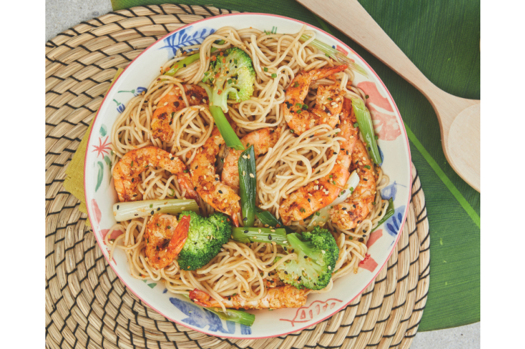 Gambas aux nouilles chinoises et au saté
